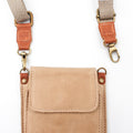 Umhängetasche aus ökoloischem Leder für Smartphone, Brille und vieles Mehr, Klein und handlich in beige.