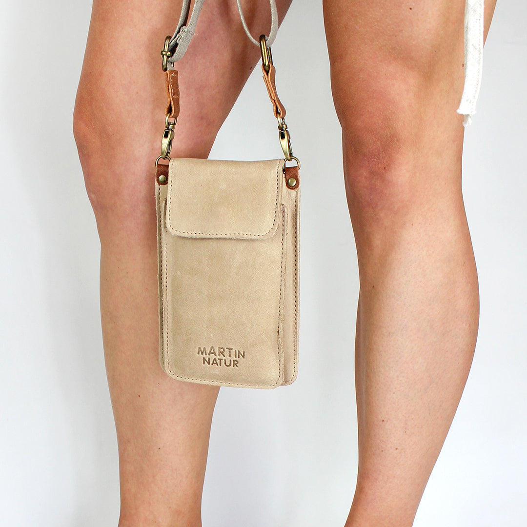 Umhängetasche aus ökoloischem Leder für Smartphone, Brille und vieles Mehr, Klein und handlich in beige.