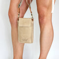 Umhängetasche aus ökoloischem Leder für Smartphone, Brille und vieles Mehr, Klein und handlich in beige.