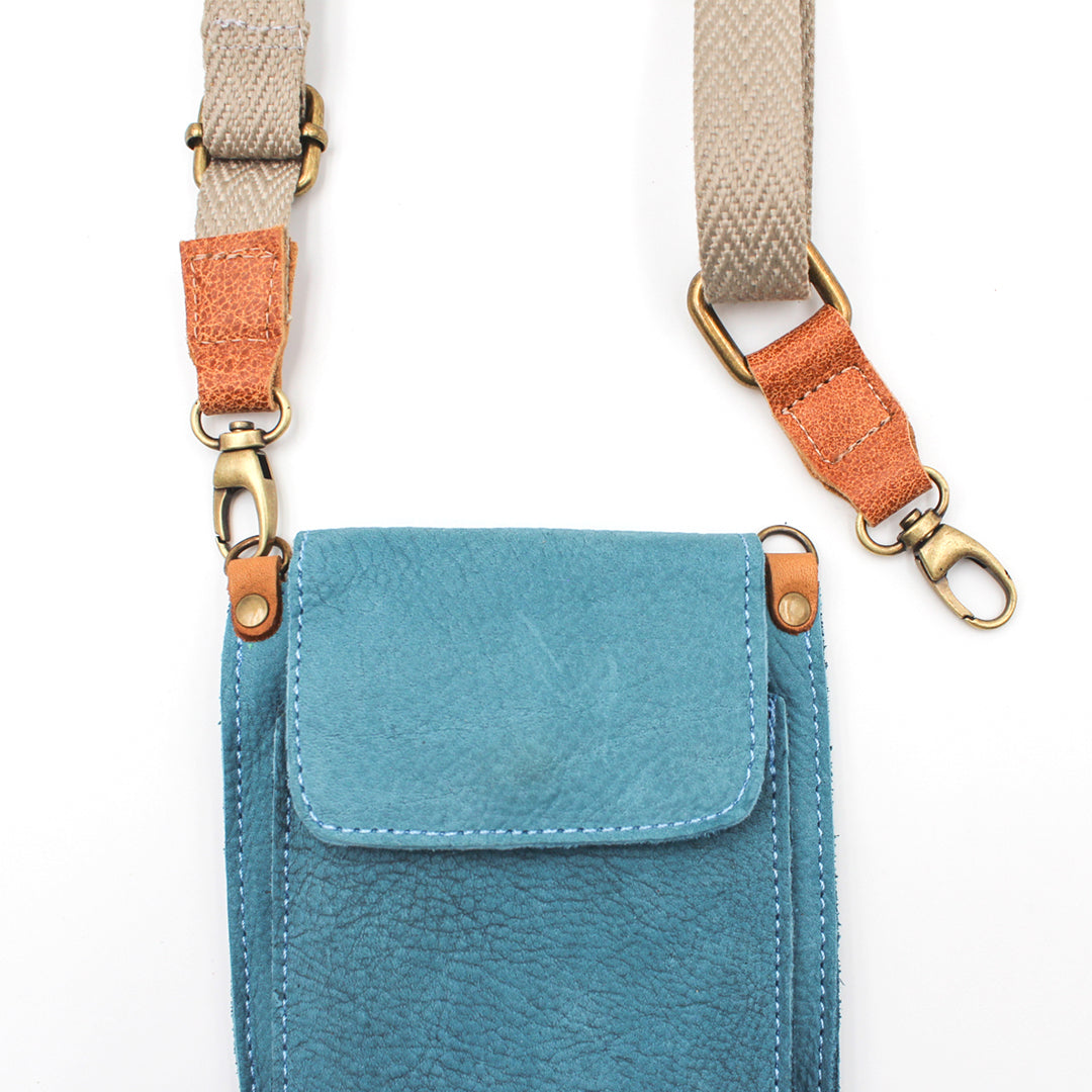Umhängetasche aus ökoloischem Leder für Smartphone, Brille und vieles Mehr, Klein und handlich in blau.