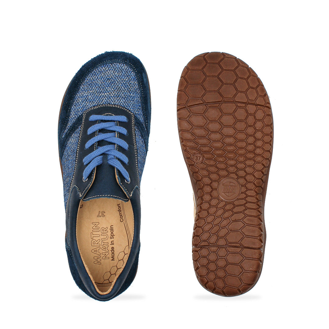 Bequemer Sneaker aus ökologischem Ecopell-Leder mit Schnürung in der Farbe Marineblau. Von oben und unten..