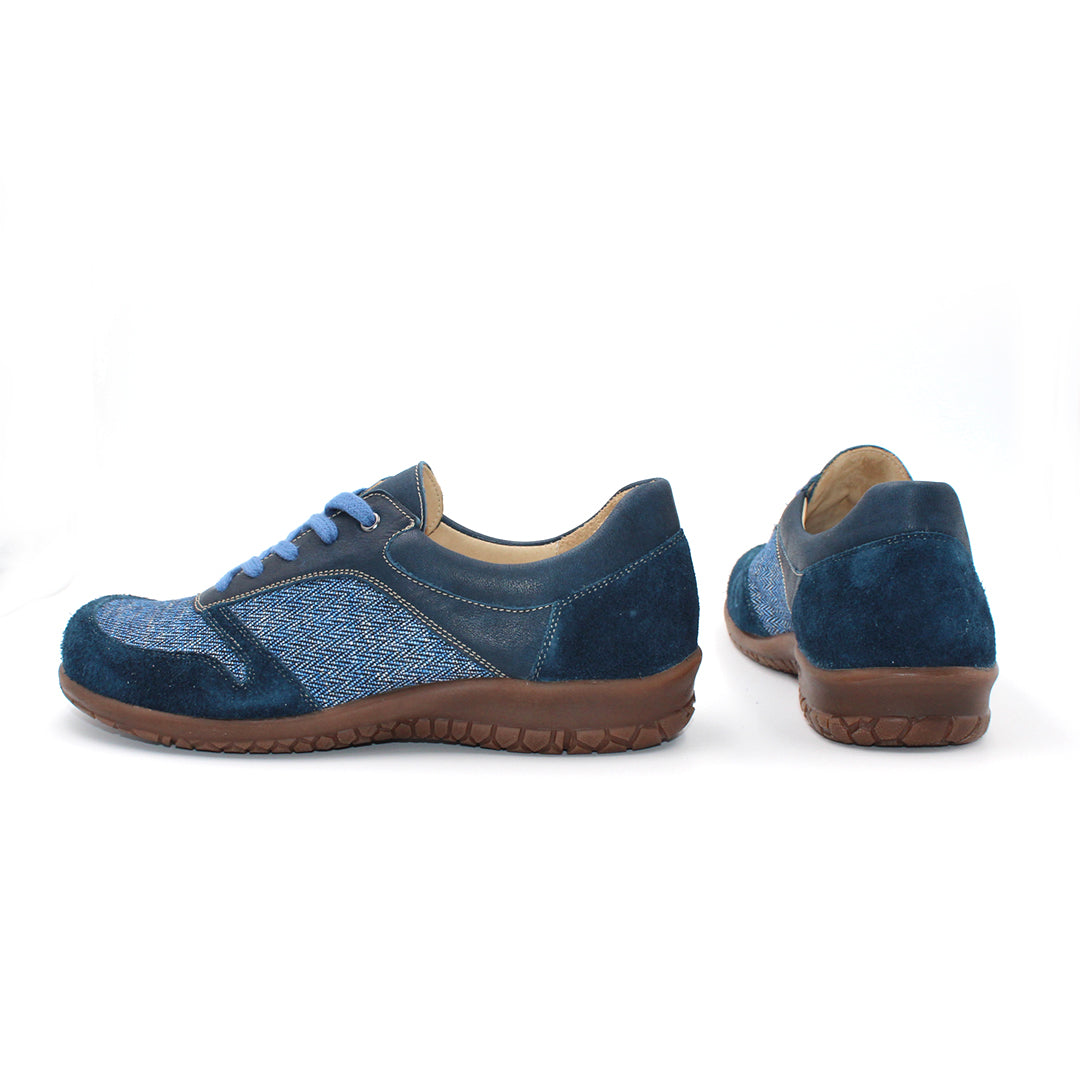 Bequemer Sneaker aus ökologischem Ecopell-Leder mit Schnürung in der Farbe Marineblau. Von hinten und der Seite..
